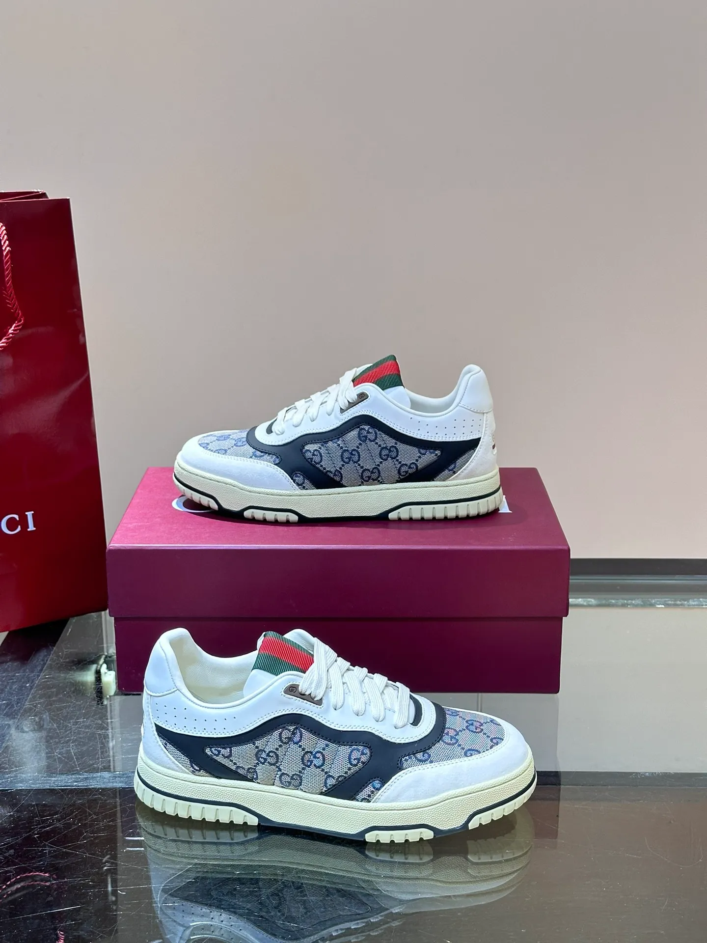 Men's Men's Shoes 💰480 [New Style] 🦨🦨Gucci 𝐆𝐮𝐜𝐜𝐢 𝐑𝐞-𝐖𝐞𝐛 As a sneaker created by Sabato De Sarno for Gucci, the Re-Web series reinterprets the brand's classic stripes, with bold and unique details to set off a modern silhouette design. These shoes are crafted from white leather. This new sneaker is ingeniously decorated with many of the brand's classic details, and is equipped with a bright red and green webbing tongue, which will make people fall in love at first sight. White leather has been specially treated to be soft and shiny, with an embossed grained texture. Script Gucci logo and Interlocking G web label with Interlocking G and script Gucci logo. Rubber outsole with Interlocking G detail eyelets. Web tongue. Size: Female 35-40 (Female 41, 42 customized). Male 38-44 (45, 46 customized)